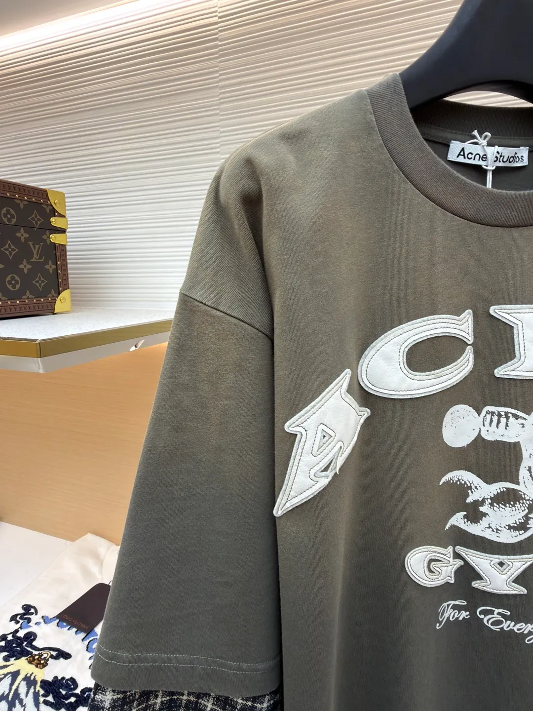 Acne Studios old logo fake two-piece long sleeves ●Original version: purchased and developed for 5500 ●Item number: 1681409-A65 ●Fabric: plain cotton fabric ●Technology: glue printing production ●Color: gray ●Version: fitted version ●Weight: about 425 grams ●Size: S-M-L-XL ●Description: Customized elegant cotton double-ply soft plain weave fabric and plaid moire memory plain weave cotton, soft, delicate and comfortable to the skin A hint of calmness and restraint in gray-toned green exudes a quiet and deep beauty. The ACNE GYM logo on the body is outlined with powerful white lines. For Everyone is simple but contains profound meaning. The old-fashioned effect that is inadvertently smudged meets the carrier of retro sentiment. It makes a stunning appearance in a fake two-piece version. It cleverly simulates the layering effect and is full of fashionable tension. Make every outfit a fashionable feast, using imported machine appliqué technology. Use advanced computer control systems and precision mechanical components to implement ACNE GYM appliqué operations. Present an embroidery effect with both clarity and three-dimensionality, using glue printing. The printing has been modified three times with film screens. Use glue liquid paint to print the pattern on the fabric. Bake the fabric to fix the printing pattern, and use the gradient old-fashioned spray process. Spray dyes of different colors on the surface of the fabric. Realize that clothes can show rich color changes under different lights and increase visual layering. The overall wiring is straight and delicate, the fabric is comfortable and soft, and the color is consistent without color difference. It can be matched with the same style to create a fashionable look and control various occasions. Customized accessories, complete with three standards, same style for men and women!